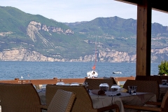 restaurant-gardasee-direkt-am-see-mit-steg-und-boje-0012